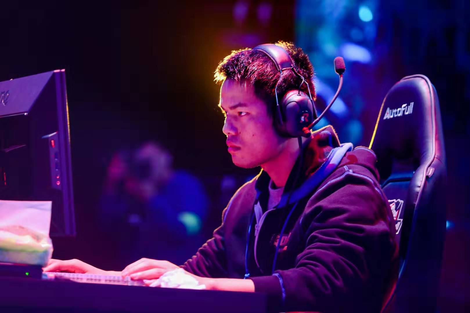 说明他不仅 说明他不仅